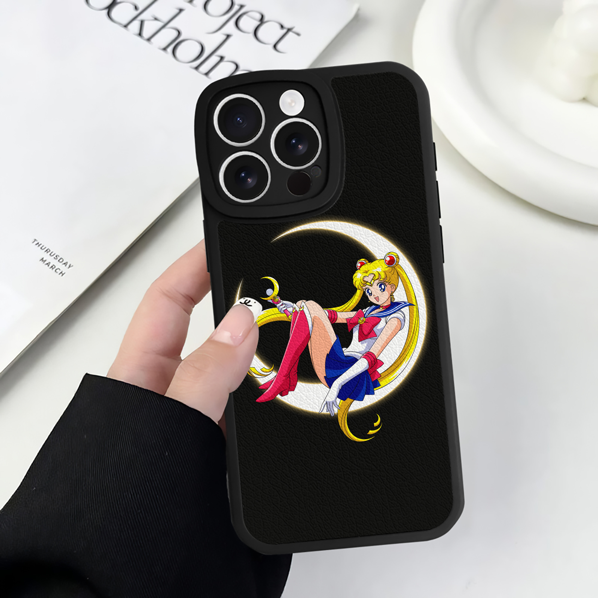 （画像用） 美少女戦士セーラームーン 月野 うさぎ つきの うさぎ Sailor Moon Tsukino Usagi 【iPhone 16シリーズ対応】シリコンスマホケース（レザー調） 材質：シリコン